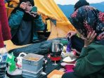 Perlengkapan camping wanita di gunung